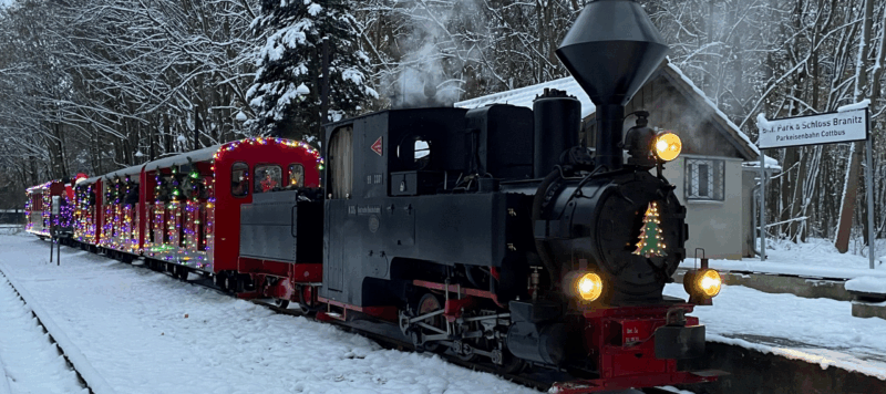 Adventsfahrten der Parkeisenbahn: Mit Dampf und Lichterglanz in die Vorweihnachtszeit