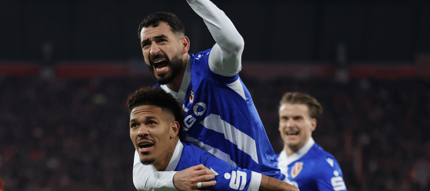 Tolcay Cigerci sitzt auf dem Rücken von Justin Butler und jubelt über ein Tor