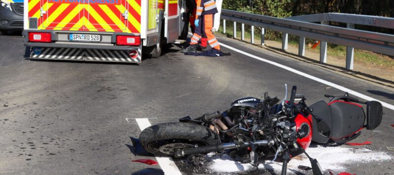 Schwerer Unfall auf der B97: Motorradfahrer prallt bei Kathlow auf Audi