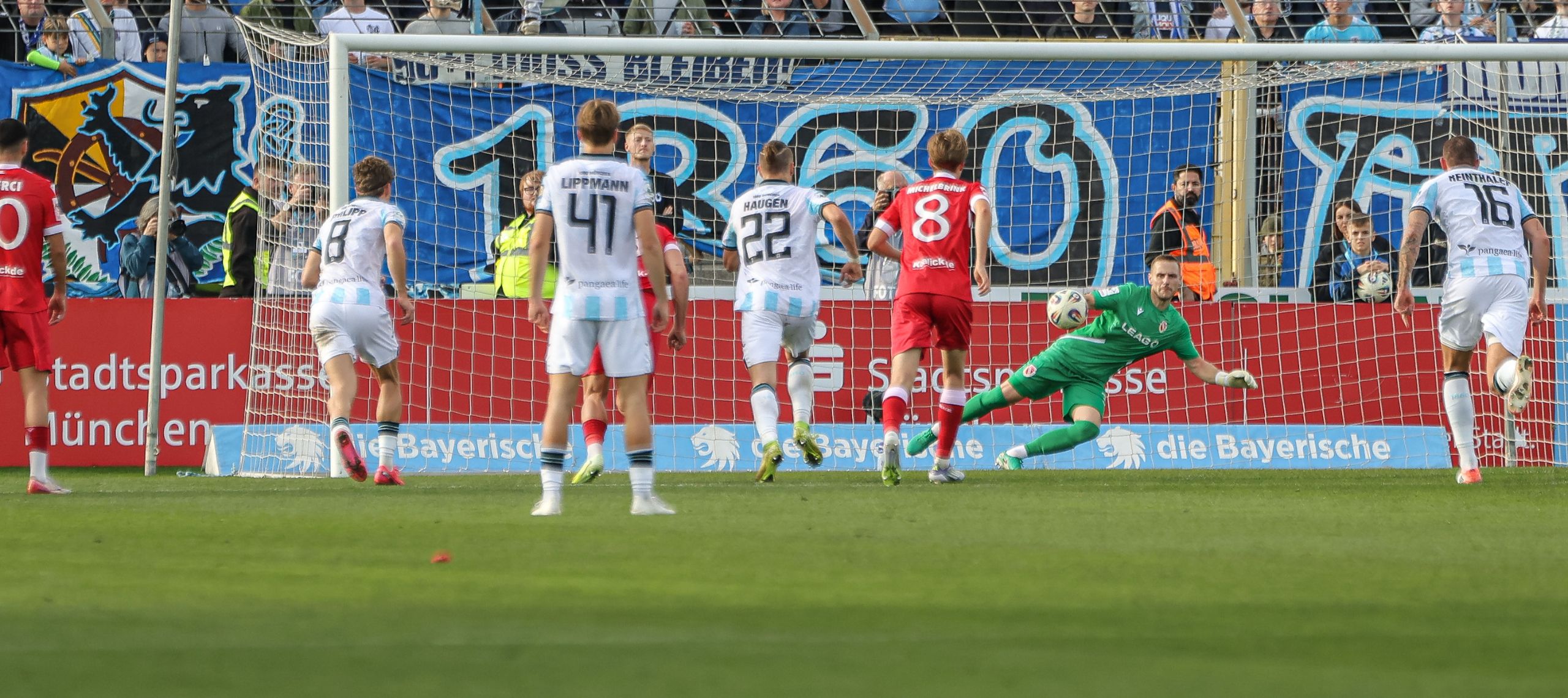 Der 1860 München geht gegen den FC Energie Cottbus mit 1:0 per Elfmeter in Führung