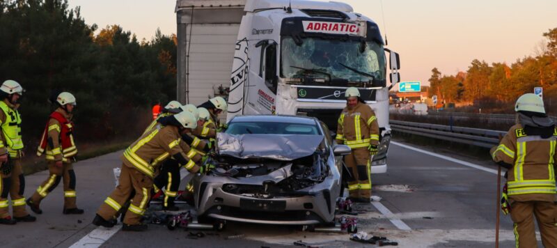 Schwerer Lkw-Unfall auf der A13 bei Schwarzheide – Autobahn stundenlang gesperrt