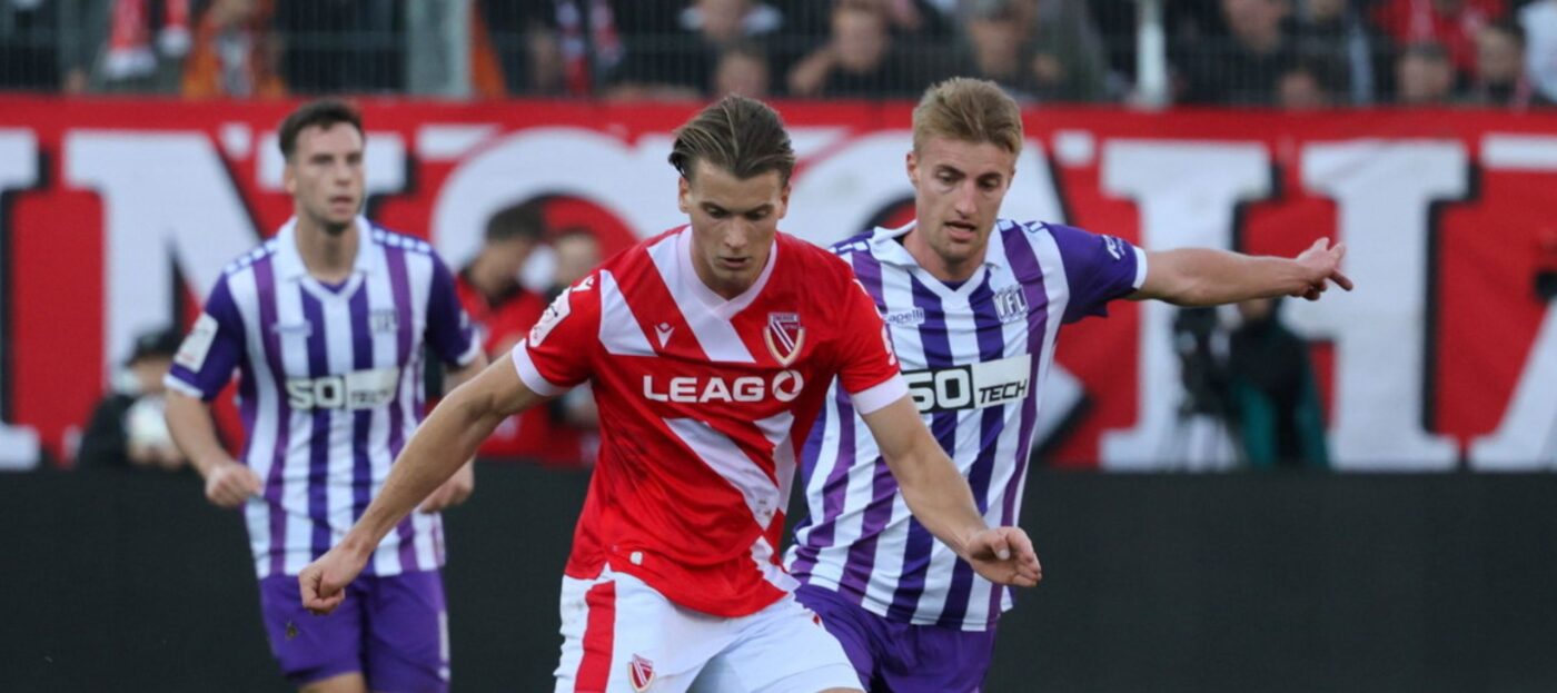 Moritz Hannemann im Duell gegen einen Gegenspieler im Spiel des FC Energie Cottbus gegen den VfL Osnabrück im LEAG Energie Stadion