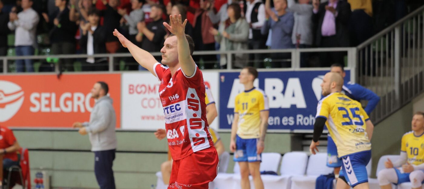 Das Bild zeigt den Torschützen Nicola Kuhlmey vom LHC Cottbus, der drei Sekunden vor Schluss den Ausgleich gegen die Mecklenburger Stiere Schwerin erzielte.