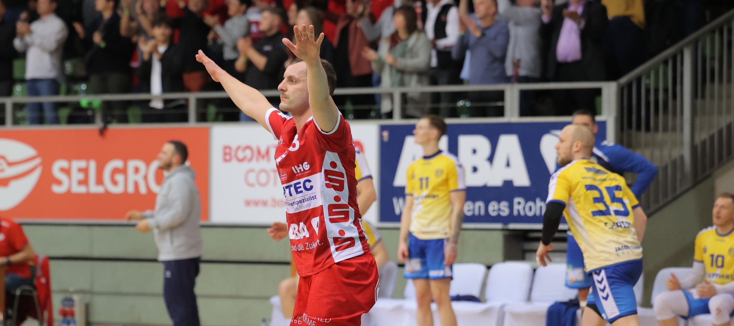 Das Bild zeigt den Torschützen Nicola Kuhlmey vom LHC Cottbus, der drei Sekunden vor Schluss den Ausgleich gegen die Mecklenburger Stiere Schwerin erzielte.