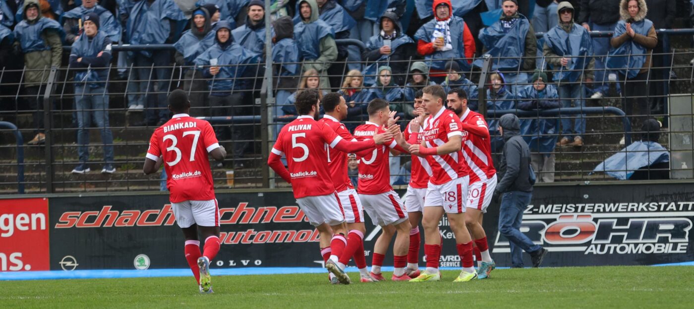 Die Mannschaft des FC Energie Cottbus bejubelt ihren 4:2-Sieg im Brandenburger Landespokal beim SV Babelsberg 03 mit einer Spielertraube und umarmt sich