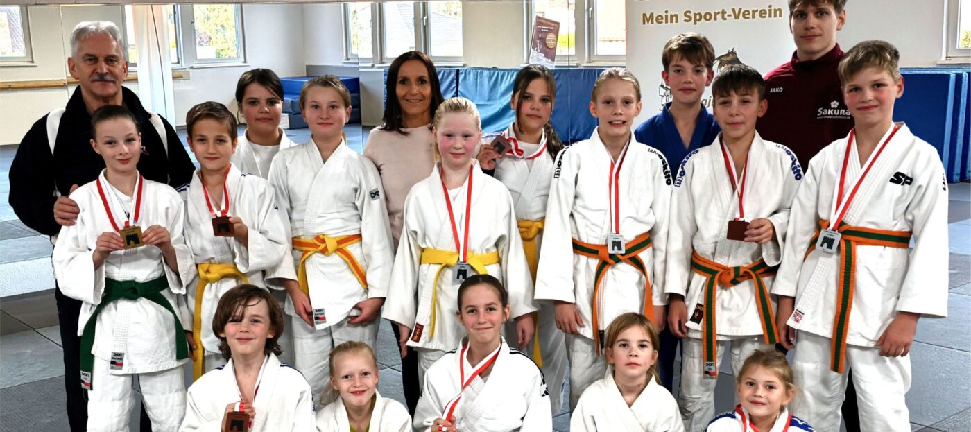 Die Sakura Judoka aus Spremberg präsentieren auf einem Mannschaftsfoto ihre vielen Medaillen nach dem Turnier in Jüterbog