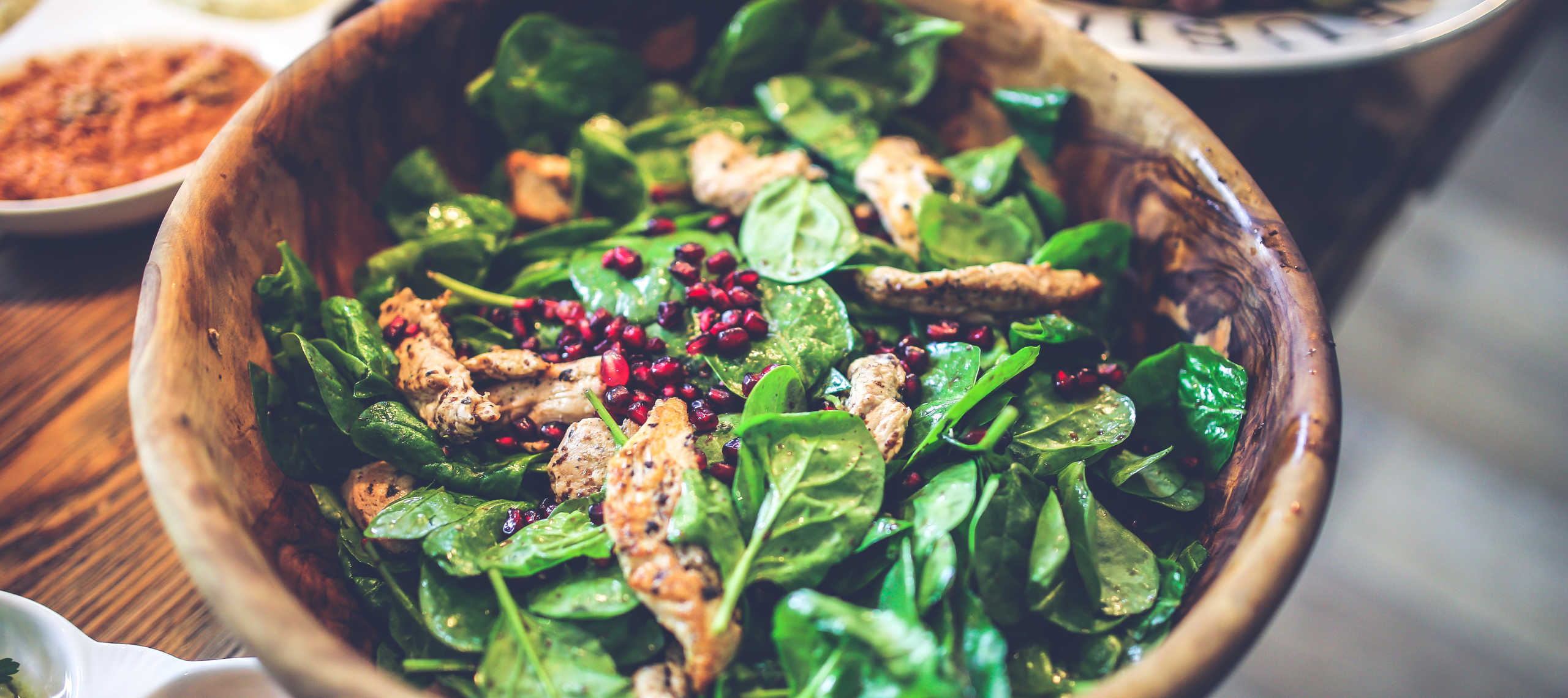 Winterlicher Kräutersalat angerichtet in einer Holzschale