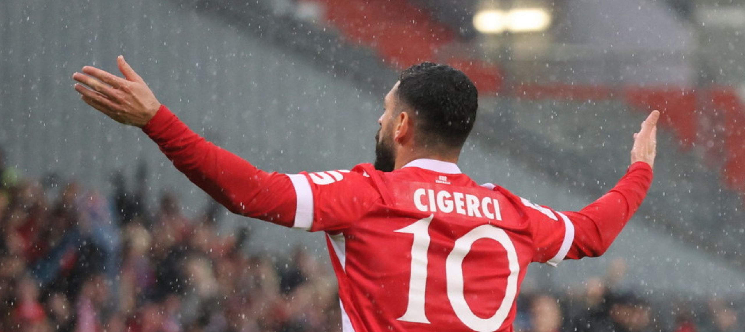 Tolcay Cigerci vom FC Energie Cottbus jubelt im LEAG Energie Stadion