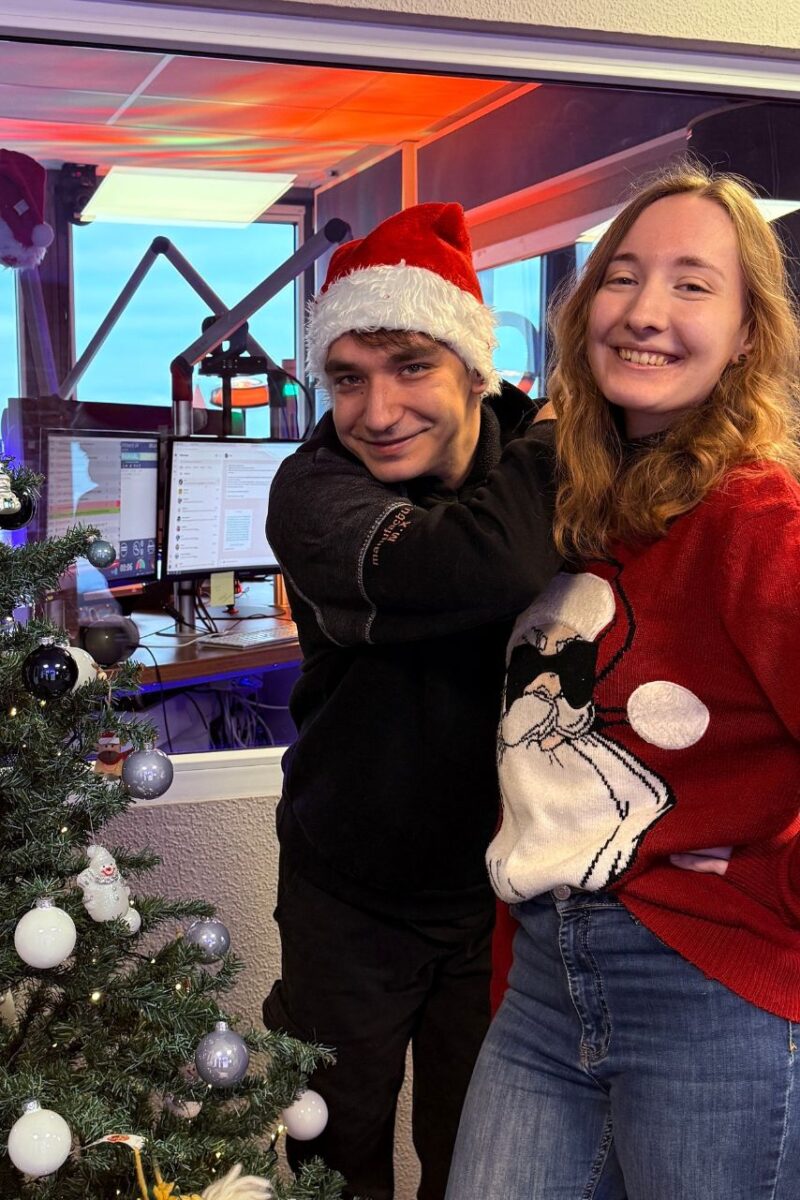 Udo Naumann und Luisa Krake in den Radio Cottbus Studios vor dem Weihnachtsbaum