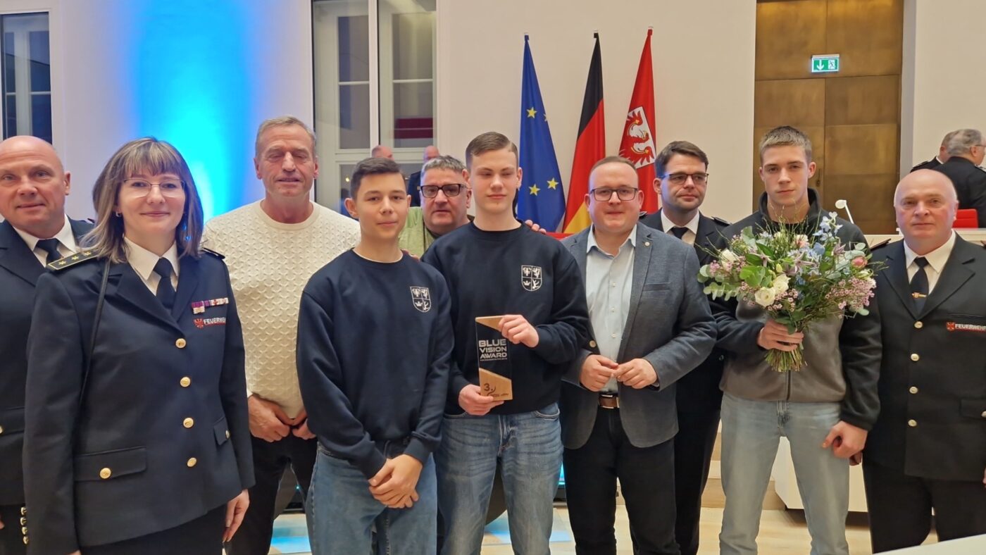 Die Verantwortlichen des Projekts "Feuerwehr macht schule" der BOS Spremberg werden ausgezeichnet