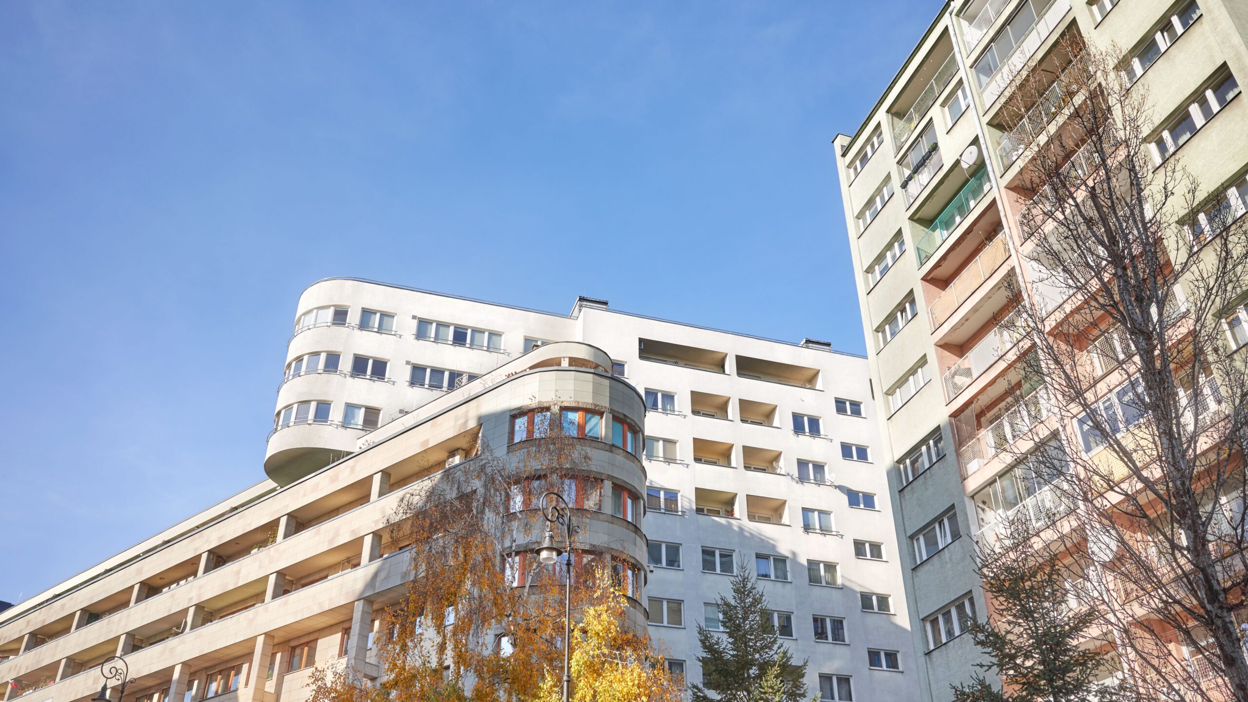 Mehrere hohe Wohnhäuser nebeneinander