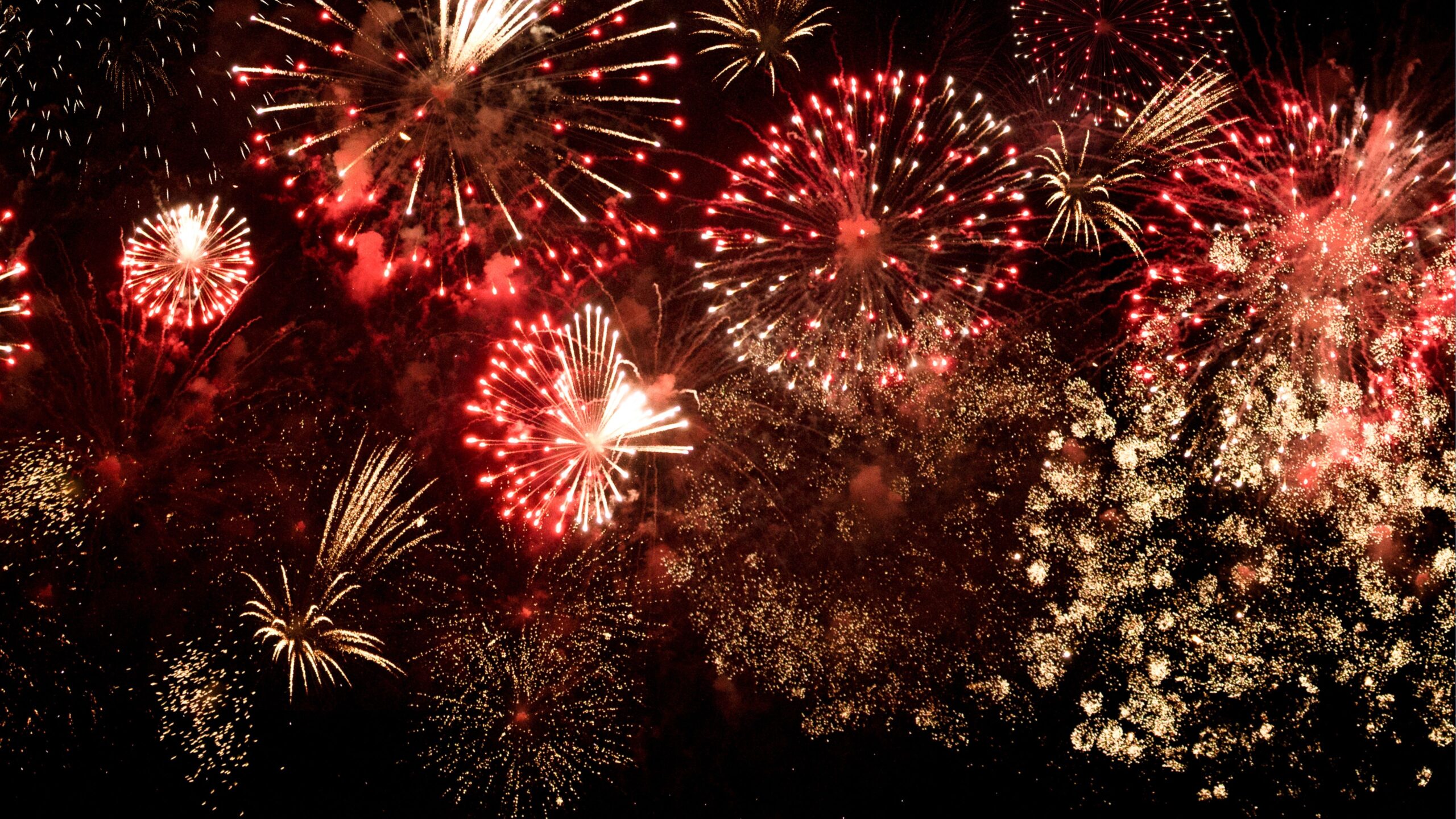 Feuerwerk am schwarzen Nachthimmel