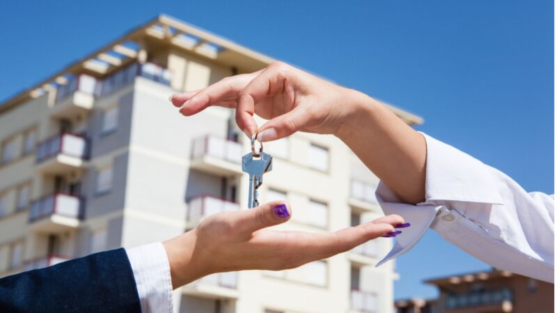 Digitaler Schlüssel: eG Wohnen macht Häuser sicherer