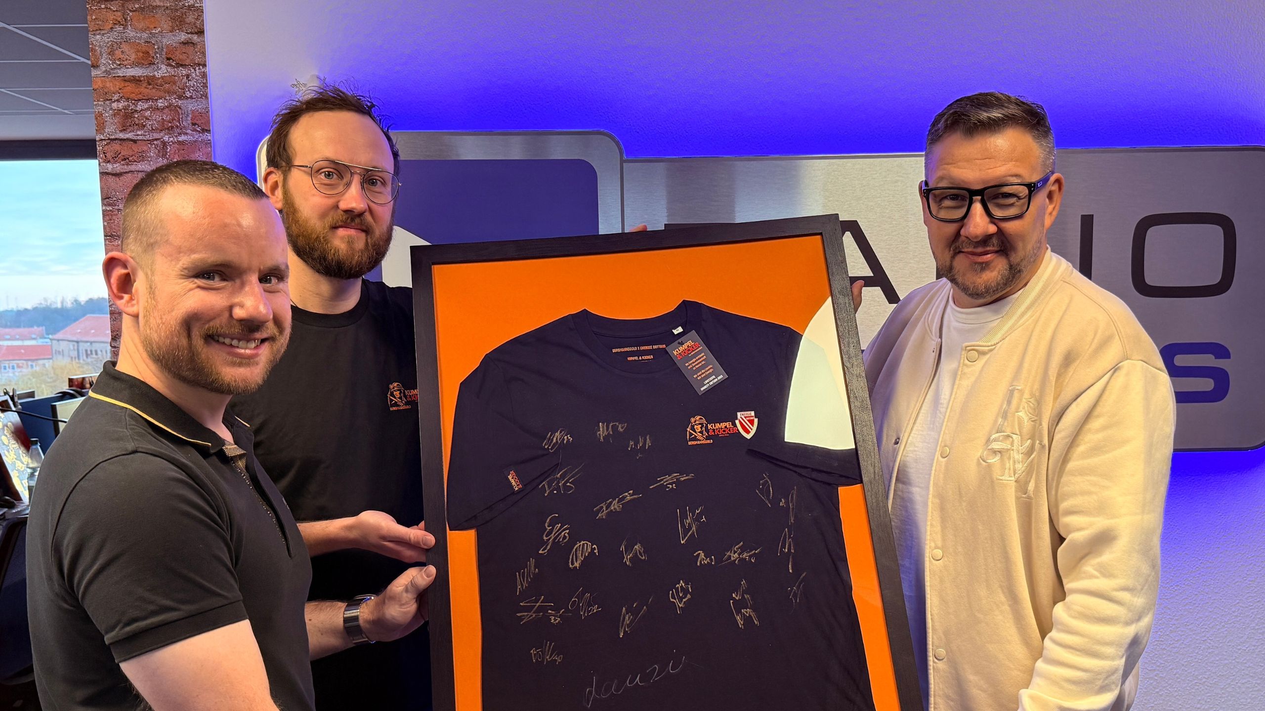 Signiertes T-Shirt von allen Spielern des FC Energie Cottbus