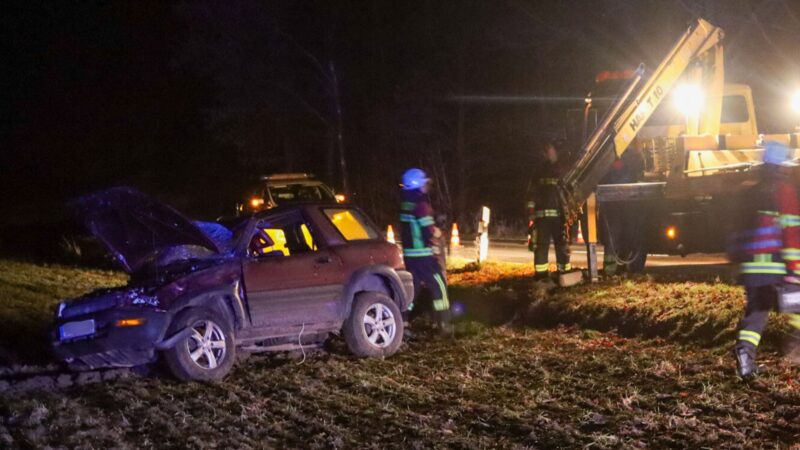 PKW überschlägt sich auf glatter Straße bei Drebkau