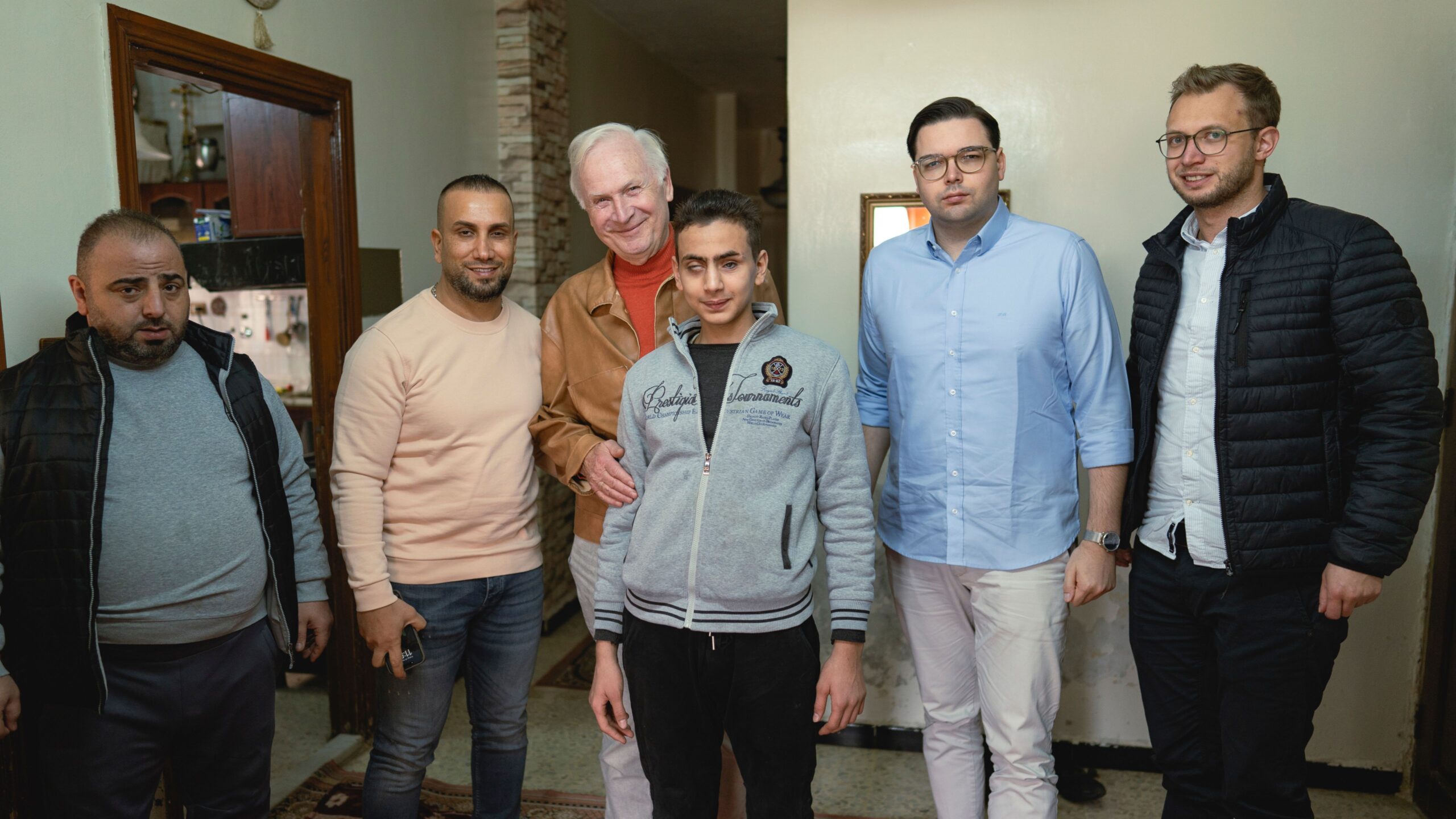 Mitte: Dieter Dombrowski und Maher Albustani mit seinen Angehörigen. Rechts: Lukas Brandscheid und Benedikt Stock (beide JU-Hessen) in Syrien