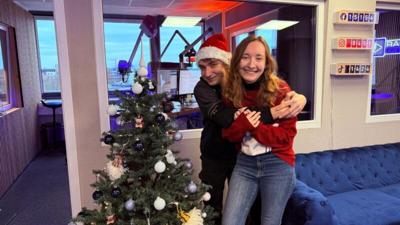 Udo Naumann und Luisa Krake in den Radio Cottbus Studios vor dem Weihnachtsbaum