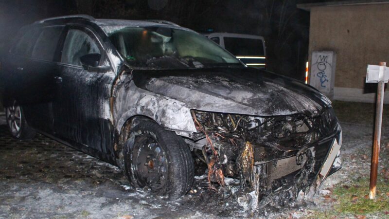 Pkw-Brand in der Nacht: Skoda in Madlow im Motorraum ausgebrannt