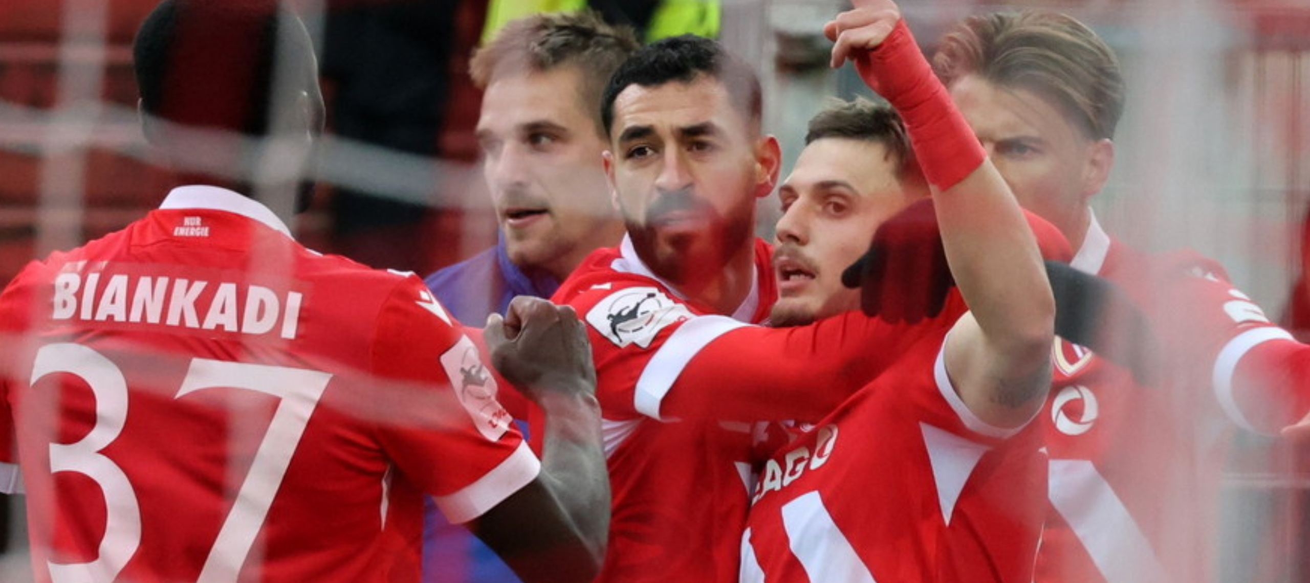 Das Team des FC Energie Cottbus jubelt mit Erik Engelhardt nach seinem Tor gegen den MSV Duisburg