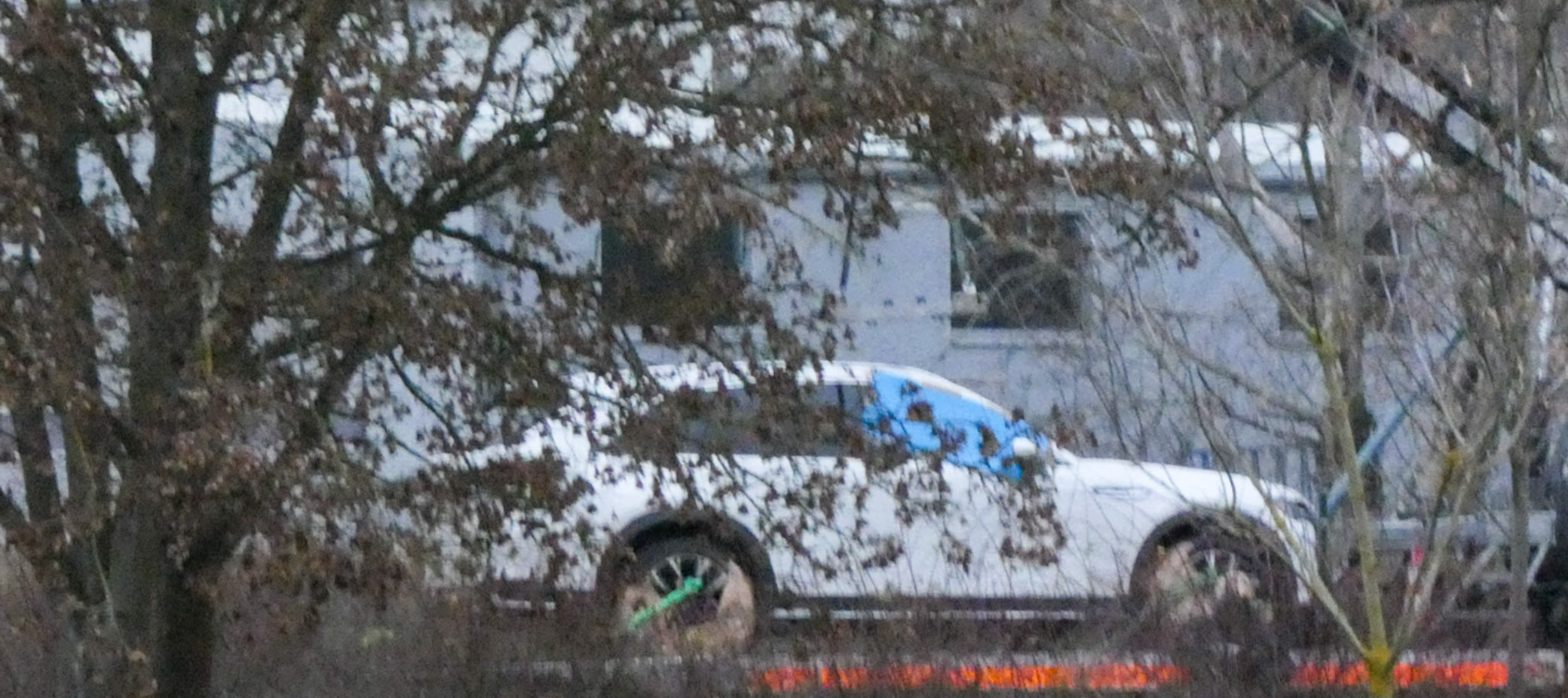 Ein Unfallauto wird nach Gewaltverbrechen in Finsterwalde abgeschleppt, in dem ein Toter gefunden wurde