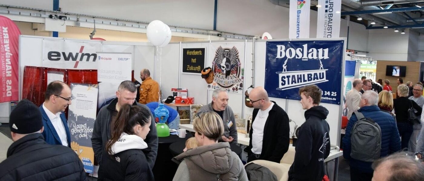 Publikum an den Ständen der Handwerkermesse Cottbus