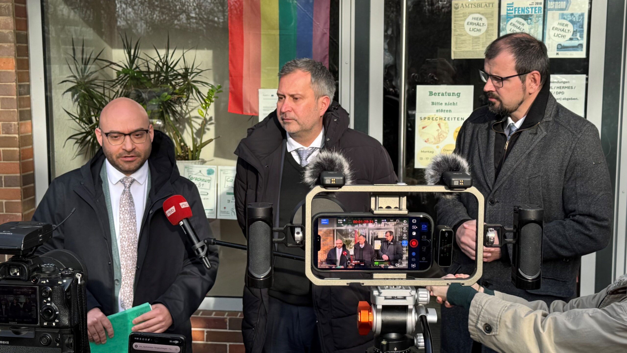 Brandenburgs Innenminister Rene Wilke, Cottbus Oberbürgermeister Tobias Schick und Bildungsminister Steffen Freiberg beantworten die Fragen der Presse