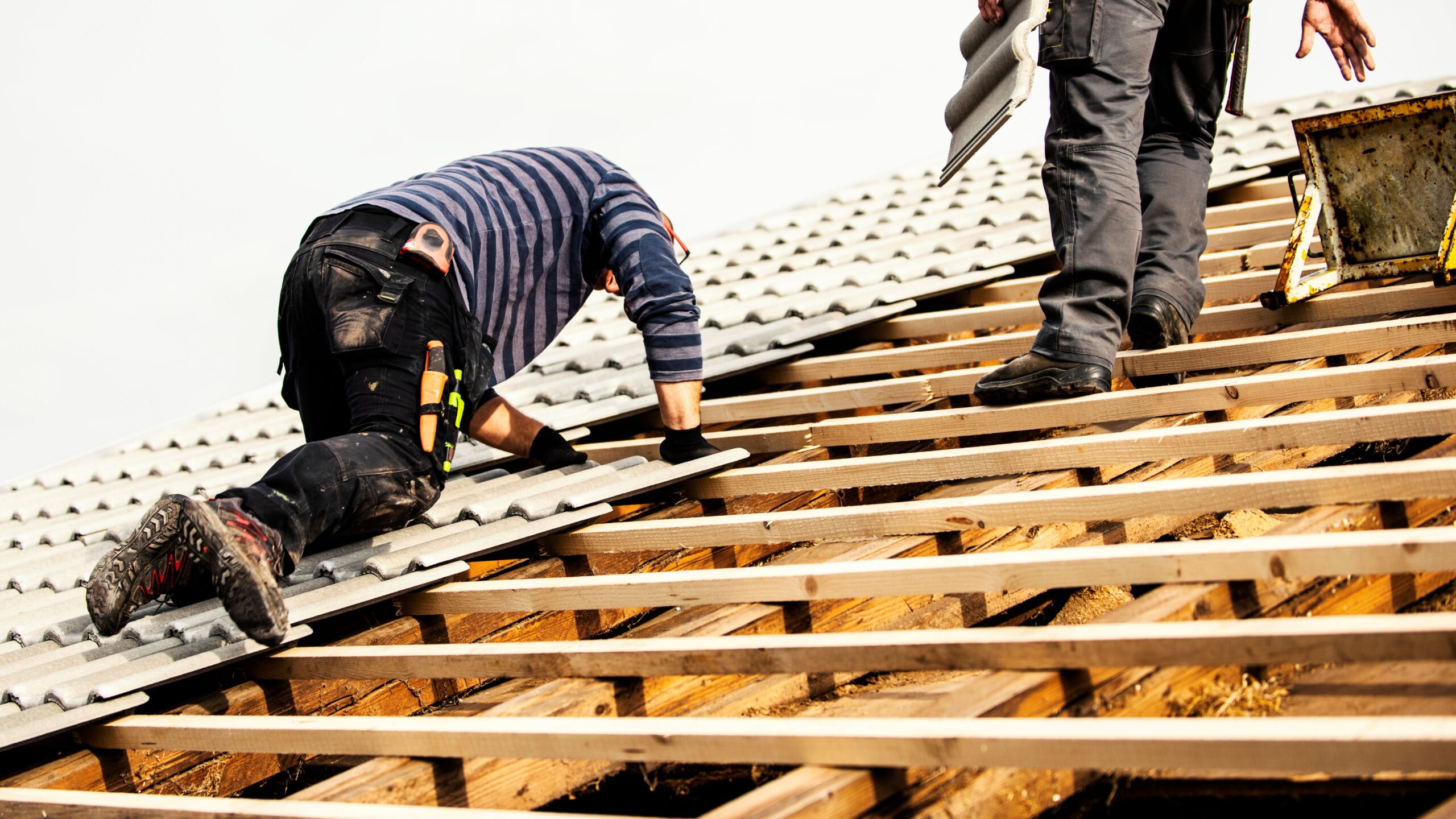 Zwei Dachdecker auf einem Dach