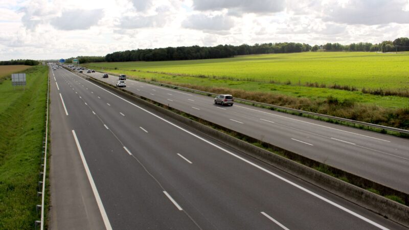 A13 bei Lübbenau: Kleinbus überschlägt sich – zwei Verletzte