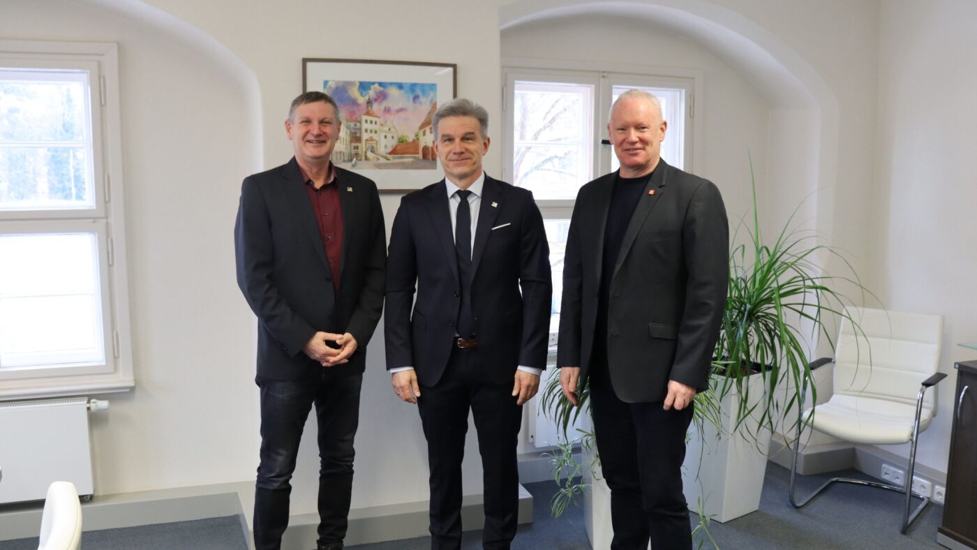 ©Stadt Finsterwalde/Anna-Lena Aßmus: Michael Miersch, Jörg Gampe und Thomas Freudenberg bei der feierlichen Einführung von Jörg Gampe in das Amt des Bürgermeisters der Stadt Finsterwalde