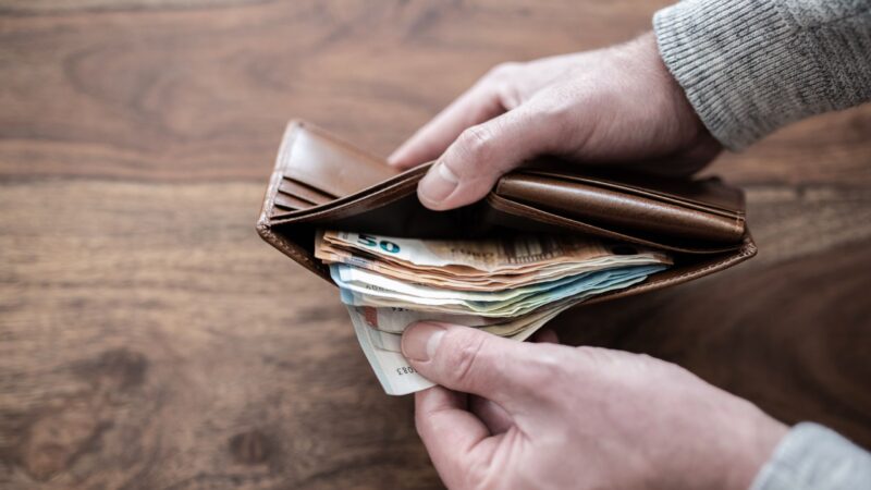 730 Euro im Portemonnaie: Ehrlicher Finder im Cottbuser Fundbüro