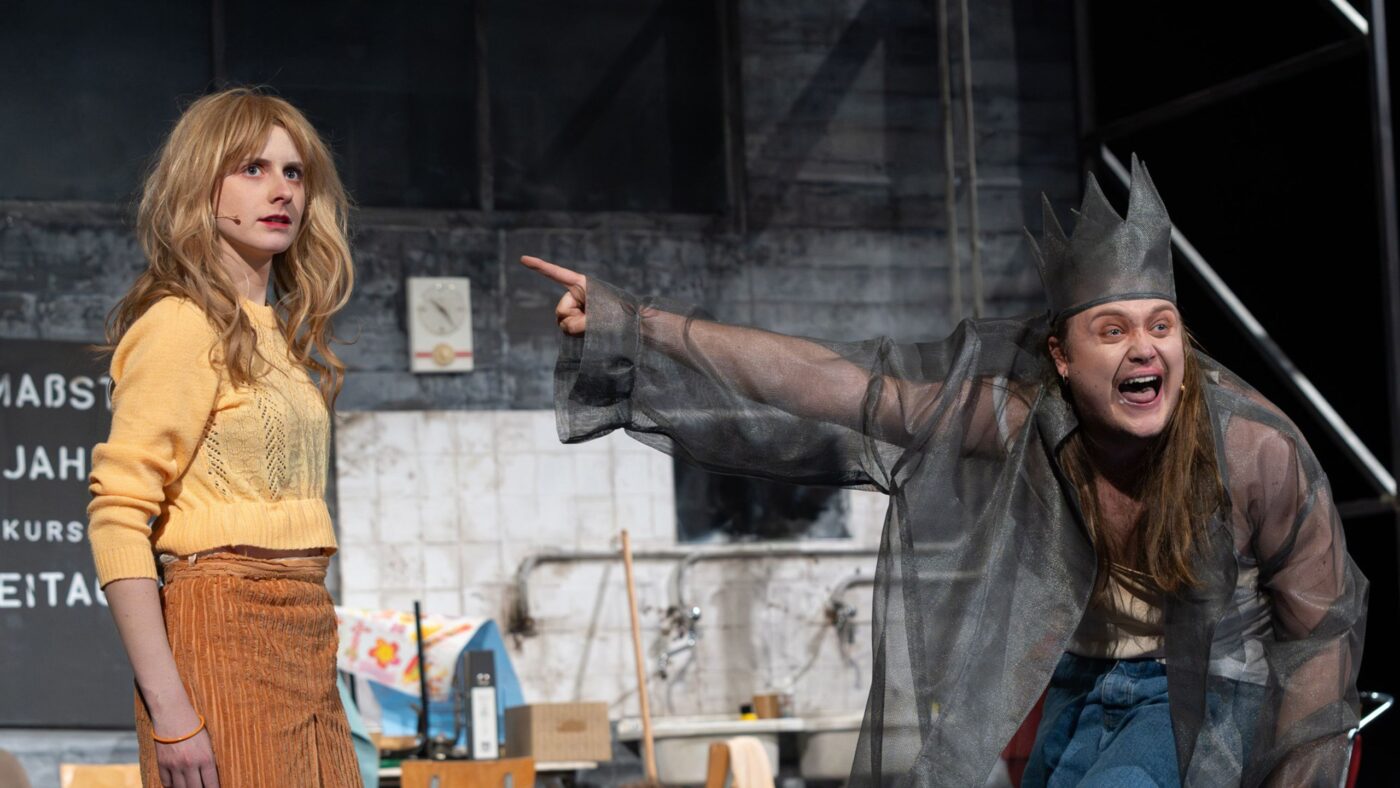 Szenenfoto mit Nathalie Schörken (Ophelia) und Johannes Scheidweiler (Hamlet) Foto: © Bernd Schönberger