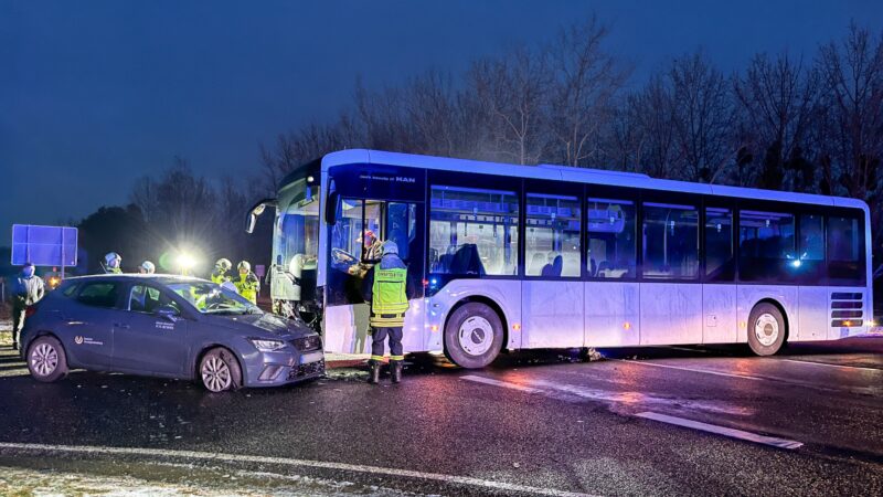 Unfall in Elsterheide: Bus und PKW kollidieren an Kreuzung