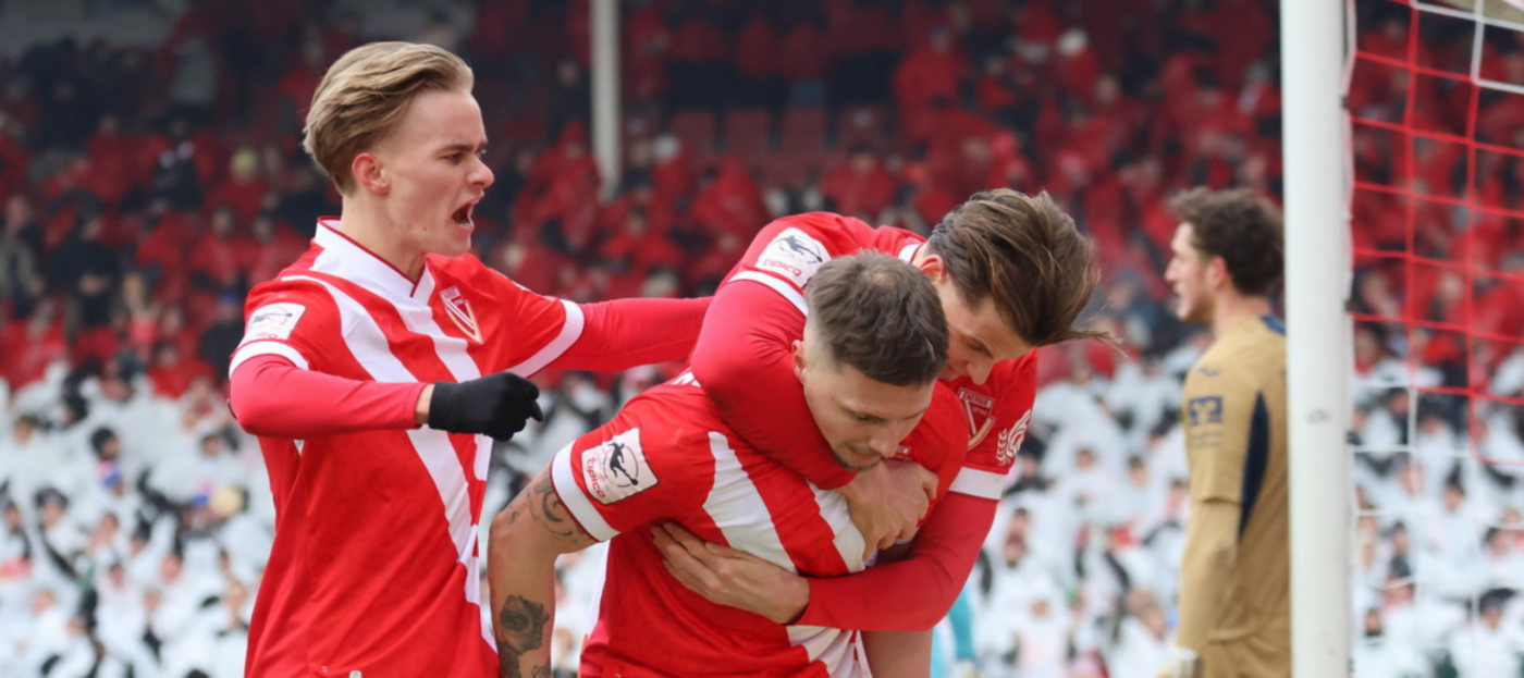 Torjubel im Spiel des FC Energie Cottbus gegen die TSG Hoffenheim II zwischen Moritz Hannemann und Erik Engelhardt