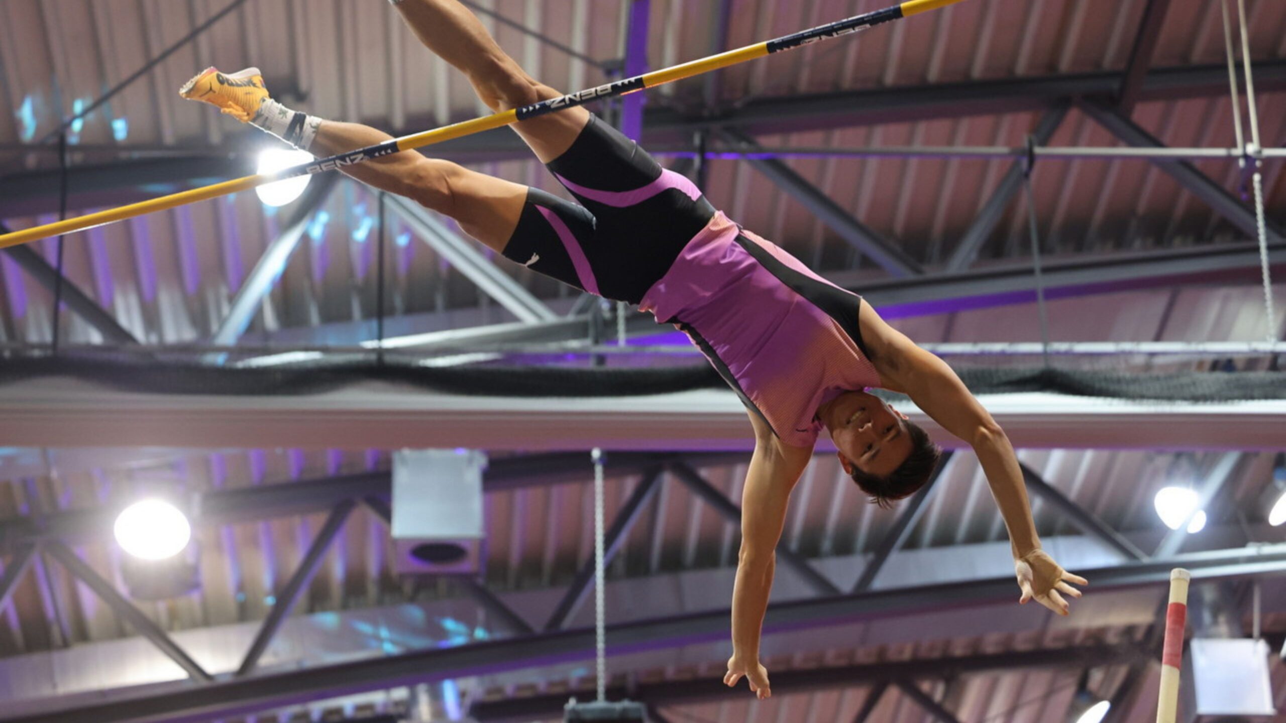Ernst Obiena von den Philippinen beim Springermeeting in Cottbus