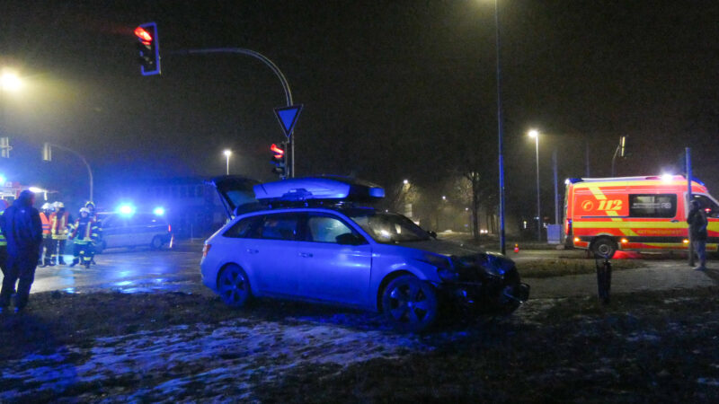 Unfall in Massen – Zwei PKW kollidieren an einer Kreuzung