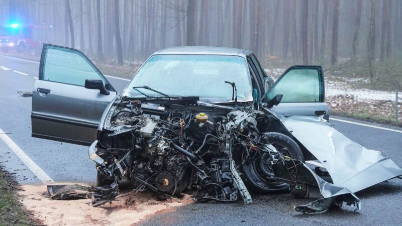 Unfall auf der B97: Auto prallt gegen Bäume