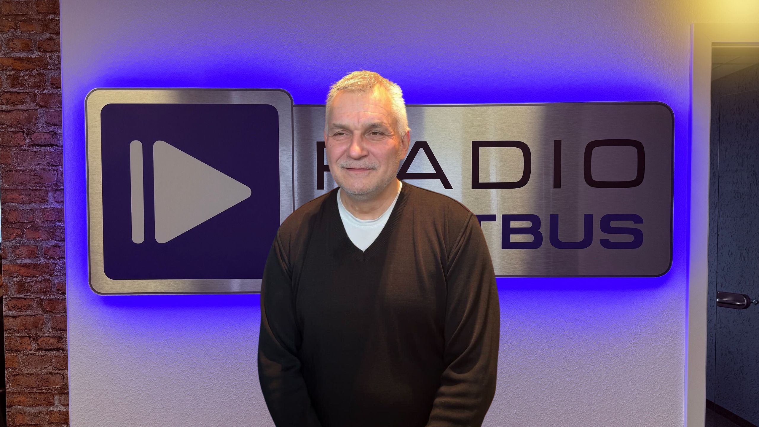 Mirko Wohlfahrt vorm Radio Cottbus Schild