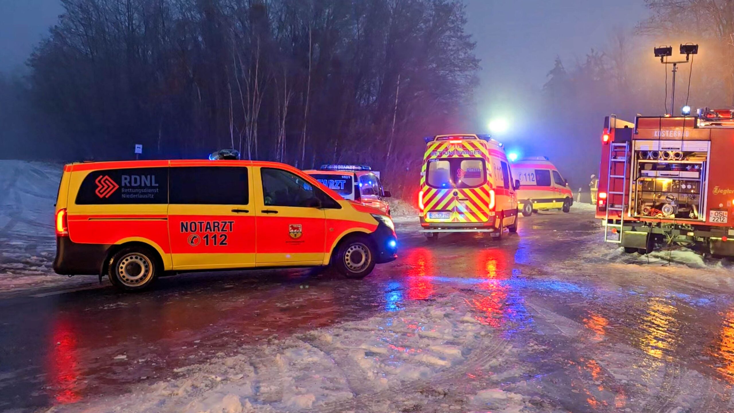 Schwerer Unfall auf der L60 bei Schipkau, mehrere Rettungswagen stehen auf der glatten Straße