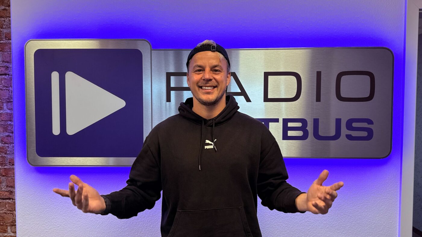 Alexander Knappe vor dem Radio Cottbus Logo