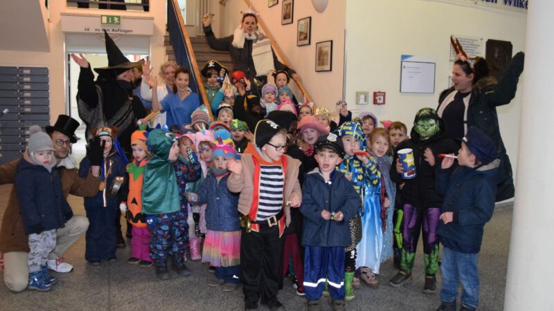 Kita-Kinder zampern durch das Haus im Naëmi-Wilke-Stift