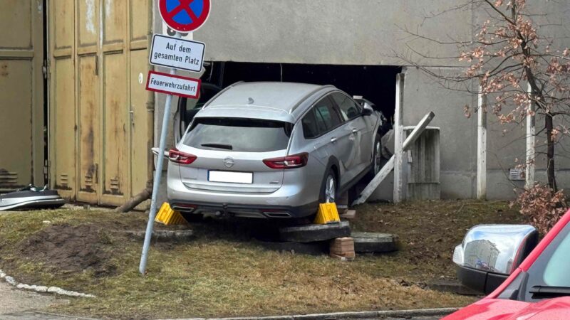 Verkehrsunfall in Kamenz: Auto kracht in Hauswand