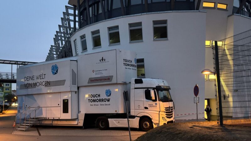 Schulhof wird Zukunftslabor – TouchTomorrow-Truck am Friedrich-Engels-Gymnasium
