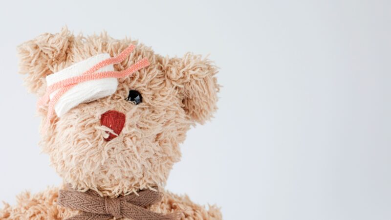 Puppensprechstunde in Forst: Wenn Teddys und Puppen neue Hoffnung bekommen