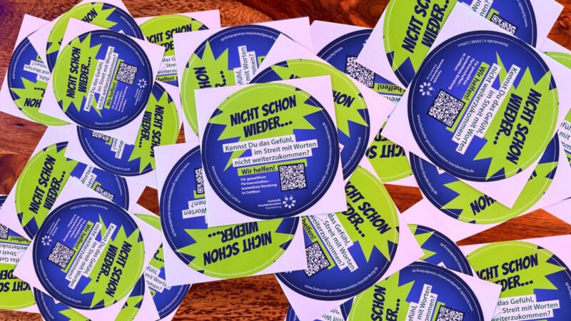 Sticker-Aktion gegen häusliche Gewalt in Cottbus