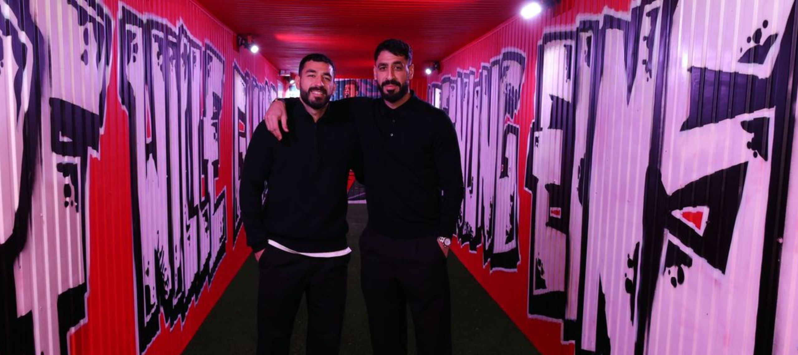Tolga Cigerci und sein Bruder Tolcay Cigerci im Spielertunnel des FC Energie Cottbus