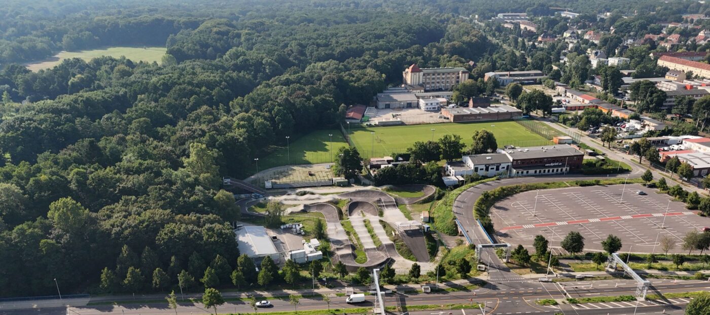 Eine Luftaufnahme des Trainingsplatzes an der Parzellenstraße, der jetzt von der Stadt Cottbus für den FC Energie Cottbus saniert wird
