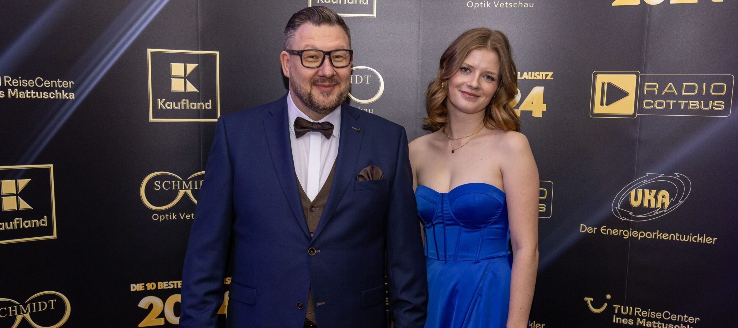 Zur Gala der 10 Besten der Lausitz 2025 stehen die Radio Cottbus Wacher Macher Ronny Gersch und Luka Stadelmeier im Alten Stadthaus Cottbus