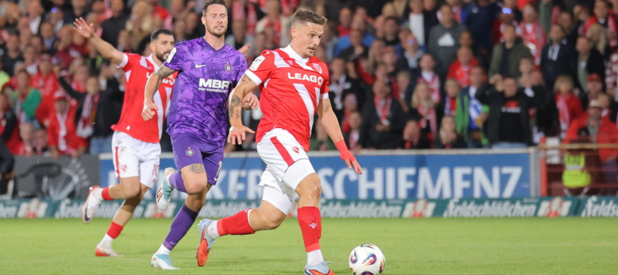 Erik Engelhardt trifft im Spiel gegen Erzgebirge Aue - im Hintergrund jubelt schon Tolcay Cigerci mit ausgebreiteten Armen