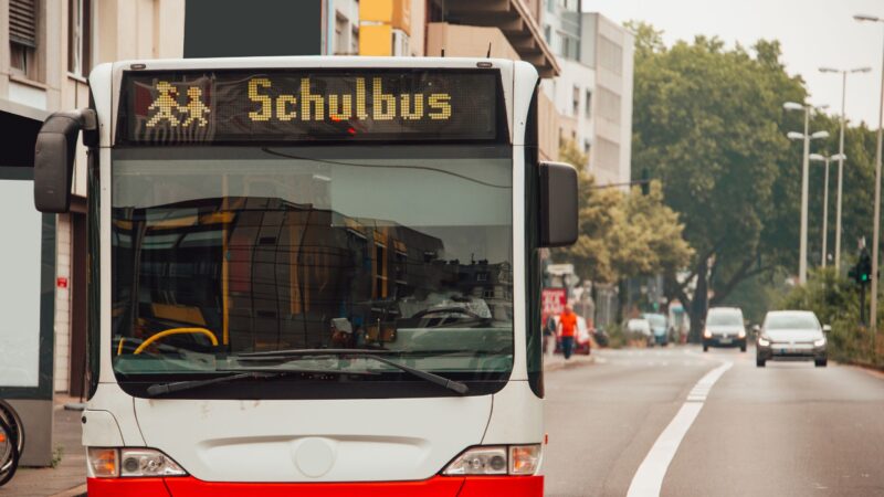 Schülerbeförderung OSL: Eltern kündigen Protest gegen Bus-Gebühr an