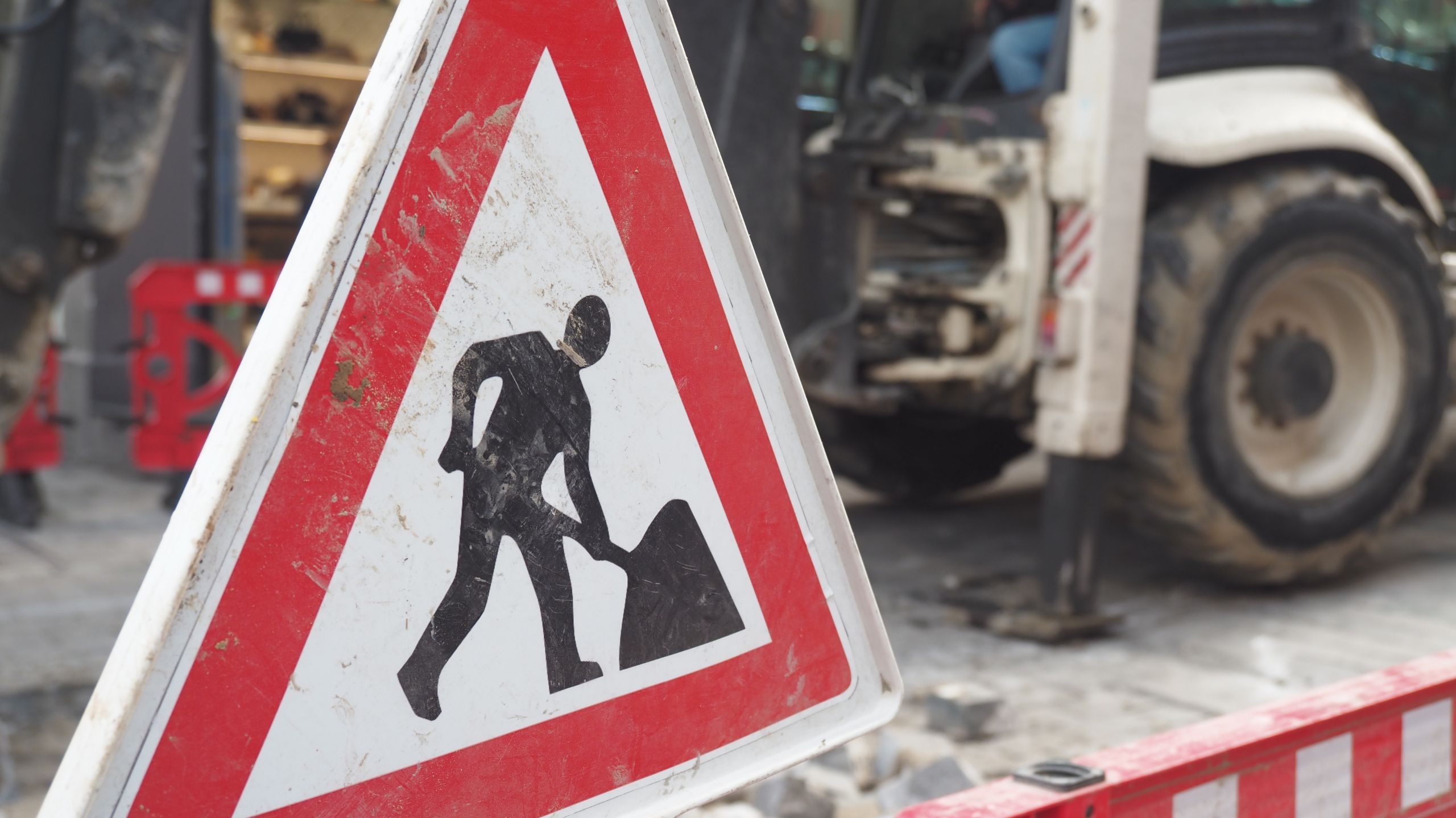 Ein Baustellenschild an einer Baustelle